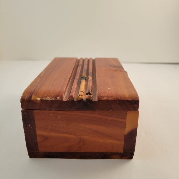 Vintage JB Deere Cedarcraft cedar jewelry/trinket box. - Picture 3 of 8